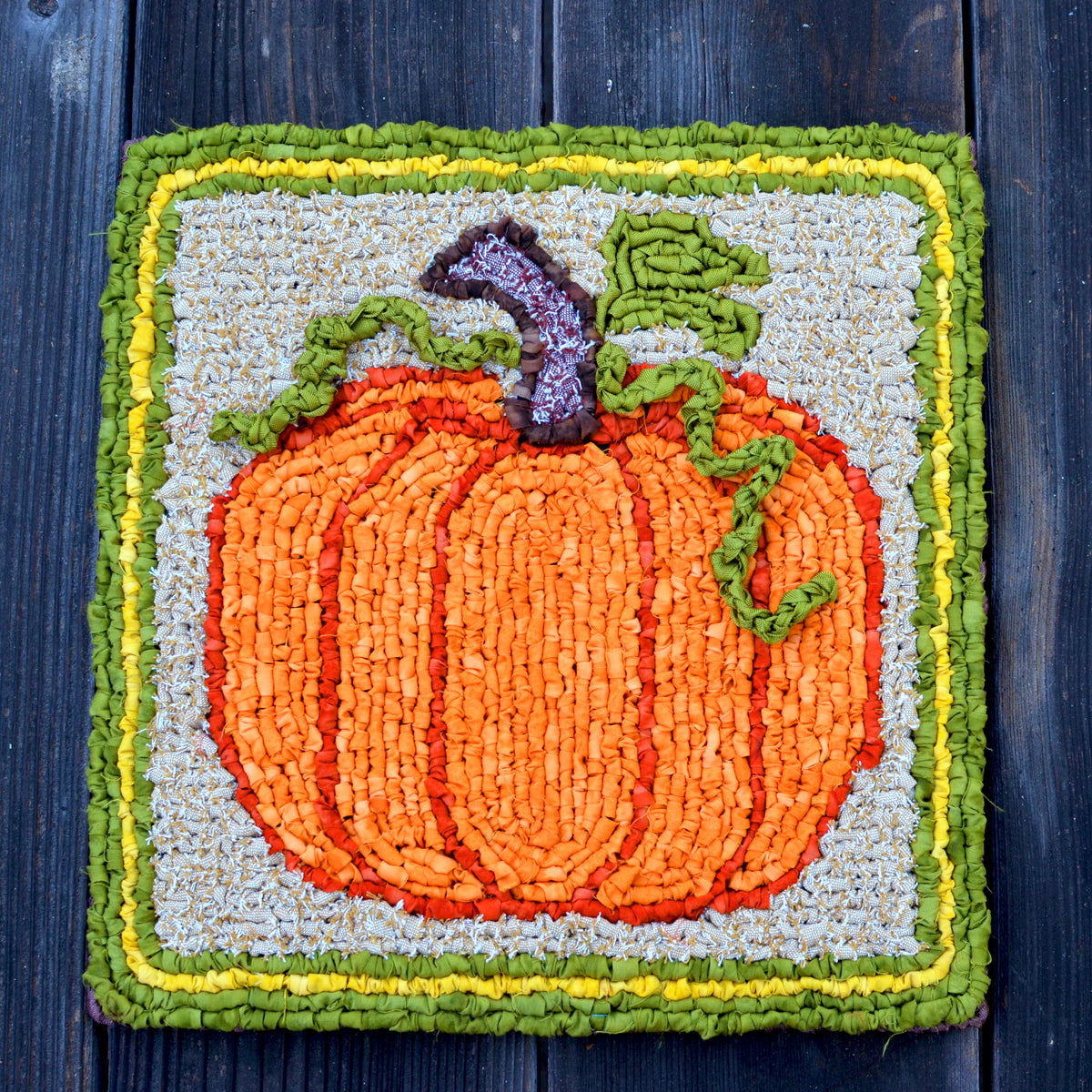 アードホッグ Fall Pumpkin Mat - Locker Hooking - Pattern Download - Color Crazy